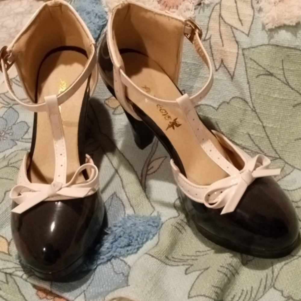 Pixie Cove Chic Two-Tone Women's Heels with Bow Accent